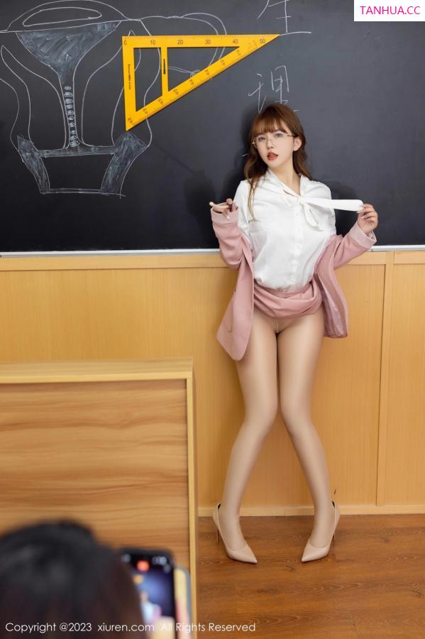 张思允  [XiuRen]高清写真图 2023.04.28 No.6655 张思允Nice 制服丰腴第33张图片
